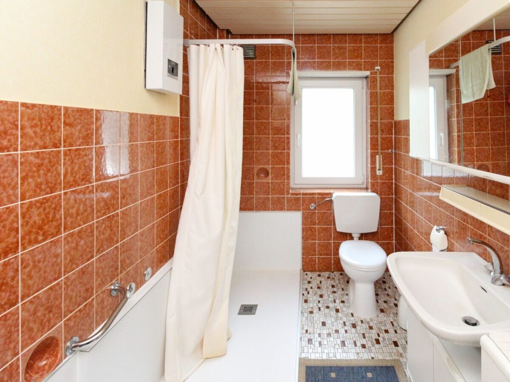 VR Immobilien GmbH - Immobilienangebot - Flieden - Alle - Einfamilienhaus mit Ausbaupotenzial auf großzügigem Eckgrundstück in Flieden - Rückers