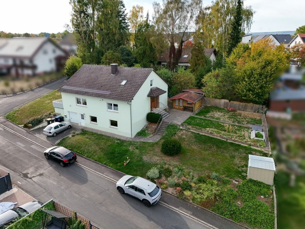 VR Immobilien GmbH - Immobilienangebot - Flieden - Alle - Einfamilienhaus mit Ausbaupotenzial auf großzügigem Eckgrundstück in Flieden - Rückers