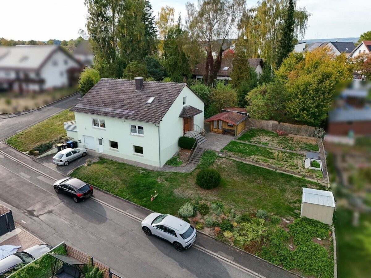 VR Immobilien GmbH - Immobilienangebot - Flieden - Alle - Einfamilienhaus mit Ausbaupotenzial auf großzügigem Eckgrundstück in Flieden - Rückers