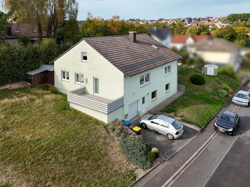 VR Immobilien GmbH - Immobilienangebot - Flieden - Alle - Einfamilienhaus mit Ausbaupotenzial auf großzügigem Eckgrundstück in Flieden - Rückers