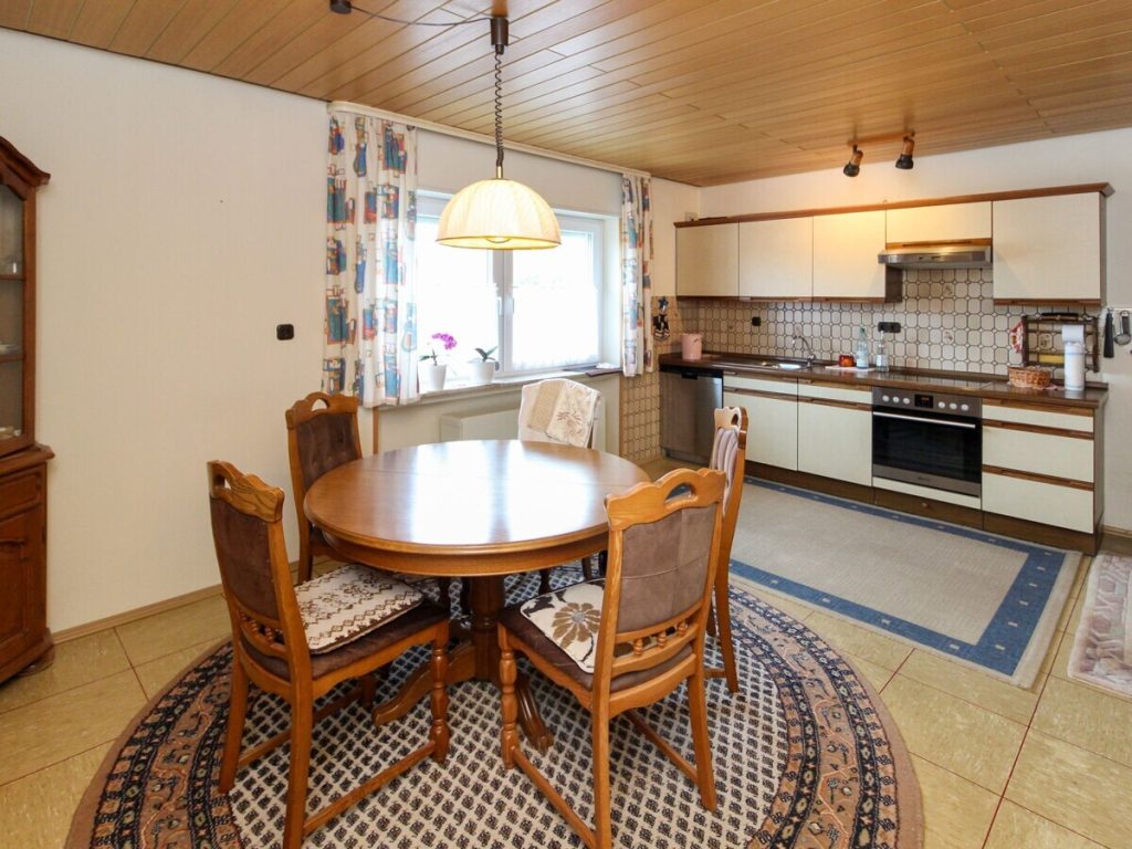 VR Immobilien GmbH - Immobilienangebot - Flieden - Alle - Einfamilienhaus mit Ausbaupotenzial auf großzügigem Eckgrundstück in Flieden - Rückers