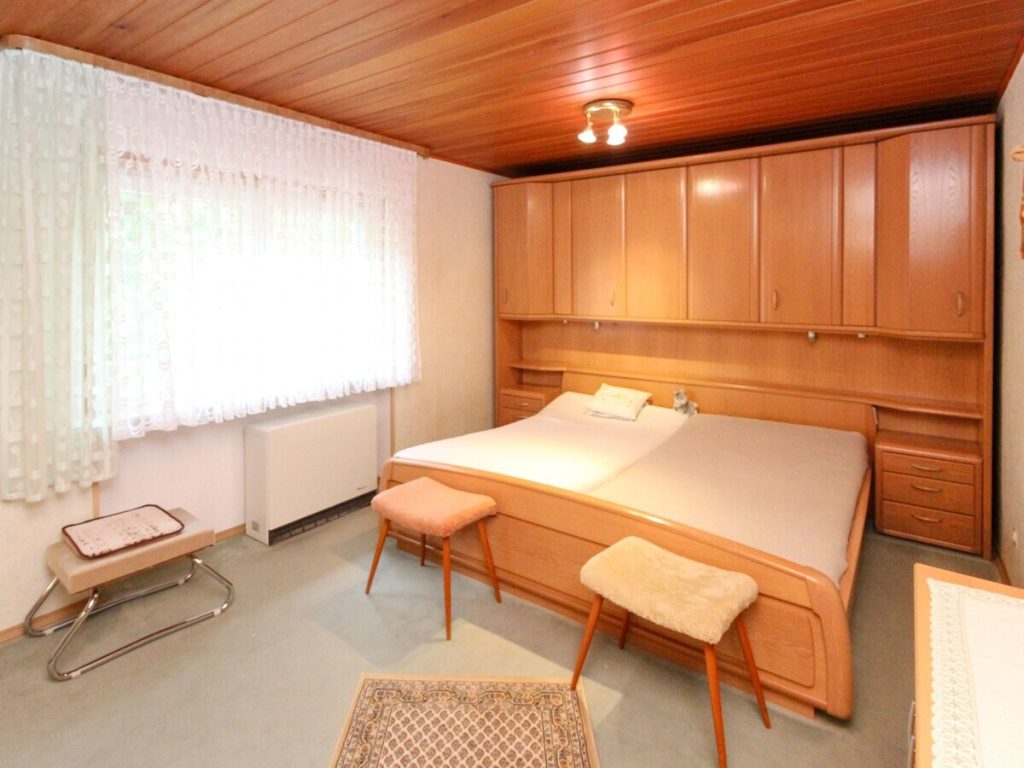 VR Immobilien GmbH - Immobilienangebot - Flieden - Alle - Einfamilienhaus mit Ausbaupotenzial auf großzügigem Eckgrundstück in Flieden - Rückers