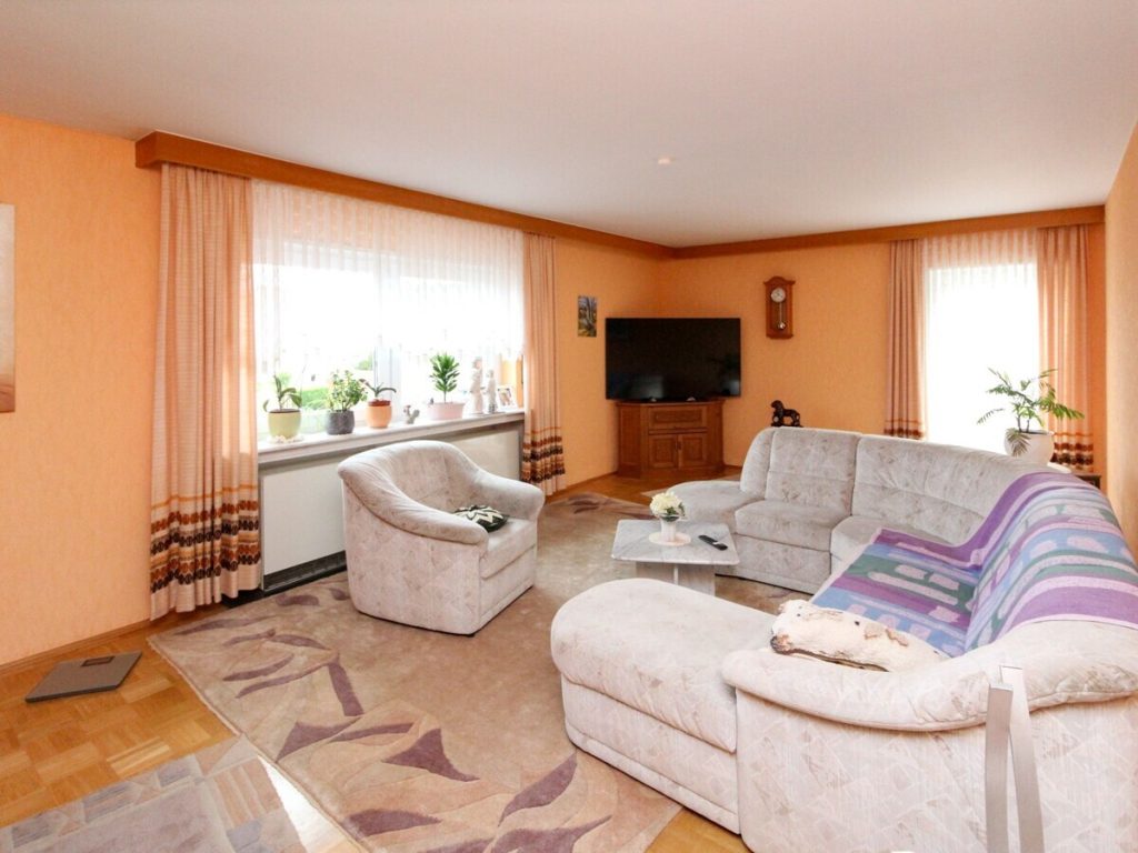 VR Immobilien GmbH - Immobilienangebot - Flieden - Alle - Einfamilienhaus mit Ausbaupotenzial auf großzügigem Eckgrundstück in Flieden - Rückers