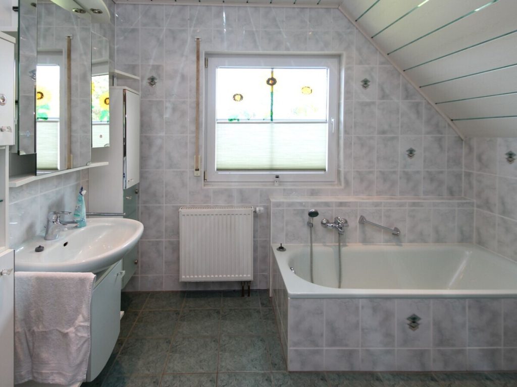VR Immobilien GmbH - Immobilienangebot - Hilders - Alle - Familienfreundliches Einfamilienhaus mit Südbalkon, Terrasse und Doppelcarport in Unterbernhards