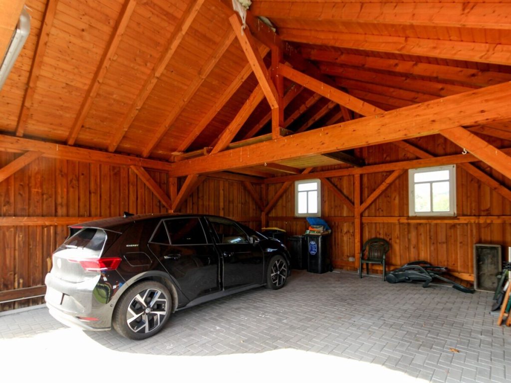 VR Immobilien GmbH - Immobilienangebot - Hilders - Alle - Familienfreundliches Einfamilienhaus mit Südbalkon, Terrasse und Doppelcarport in Unterbernhards