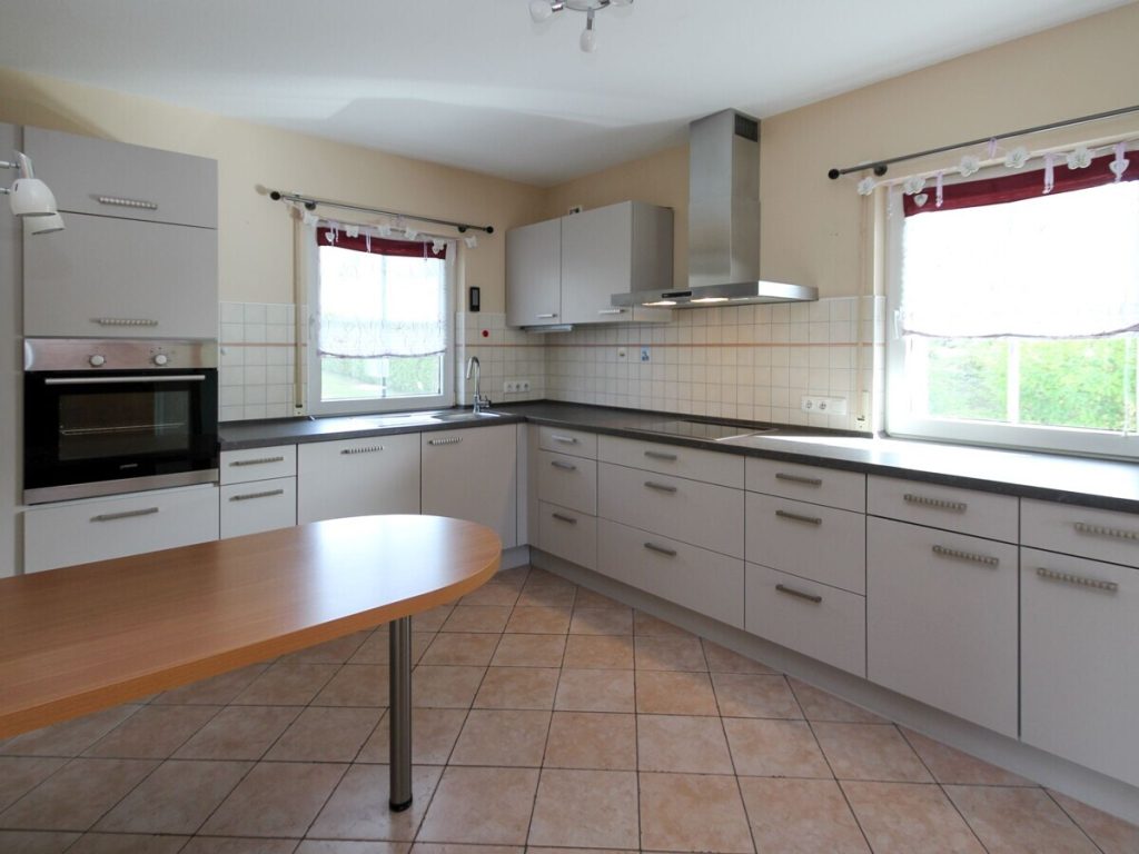 VR Immobilien GmbH - Immobilienangebot - Hilders - Alle - Familienfreundliches Einfamilienhaus mit Südbalkon, Terrasse und Doppelcarport in Unterbernhards