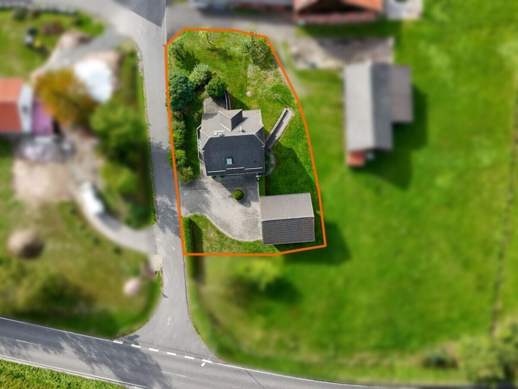 VR Immobilien GmbH - Immobilienangebot - Hilders - Alle - Familienfreundliches Einfamilienhaus mit Südbalkon, Terrasse und Doppelcarport in Unterbernhards