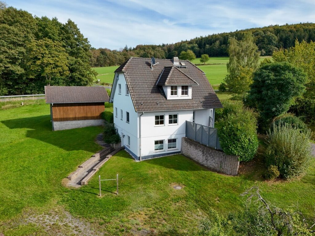 VR Immobilien GmbH - Immobilienangebot - Hilders - Alle - Familienfreundliches Einfamilienhaus mit Südbalkon, Terrasse und Doppelcarport in Unterbernhards