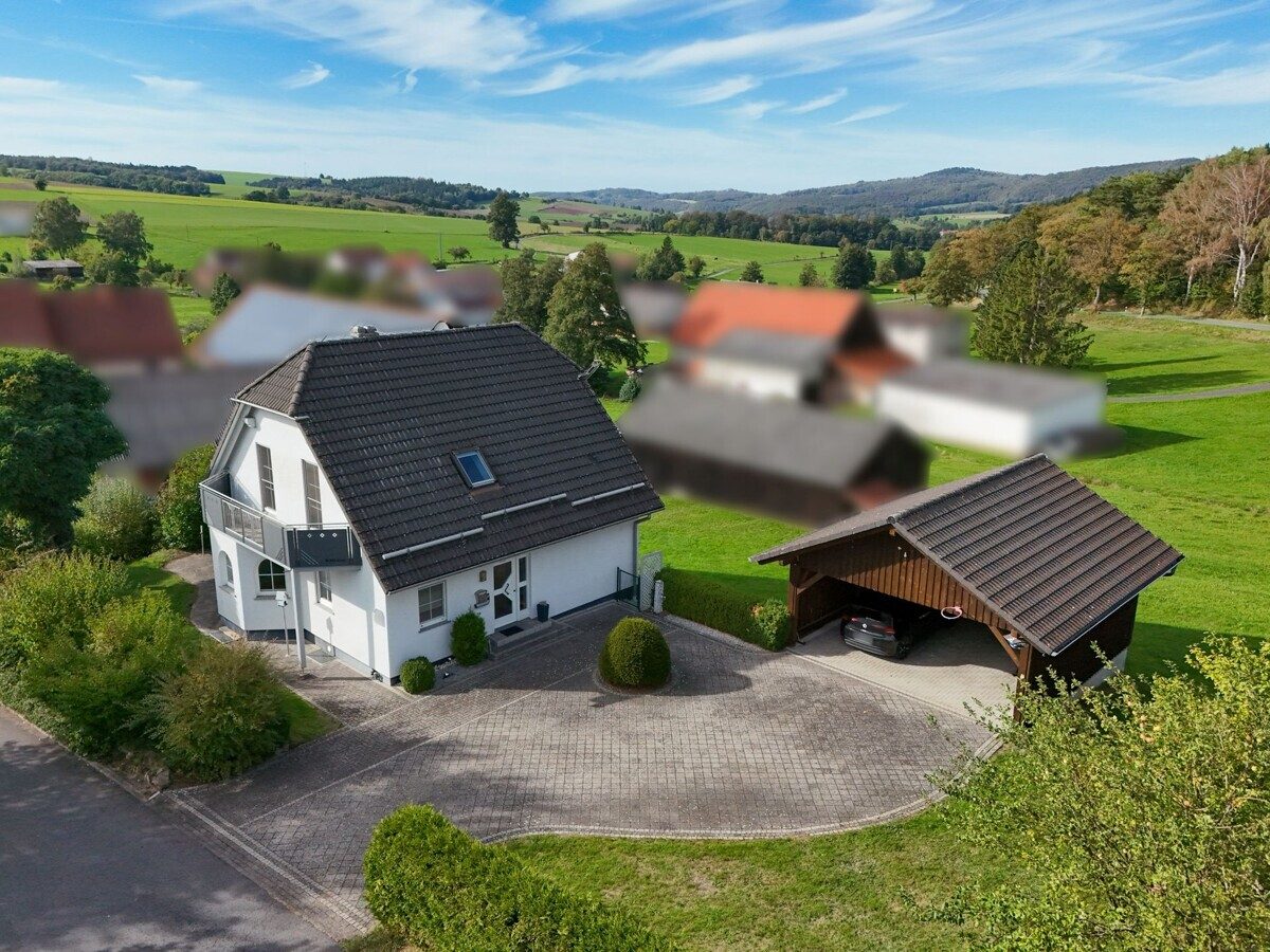 VR Immobilien GmbH - Immobilienangebot - Hilders - Alle - Familienfreundliches Einfamilienhaus mit Südbalkon, Terrasse und Doppelcarport in Unterbernhards