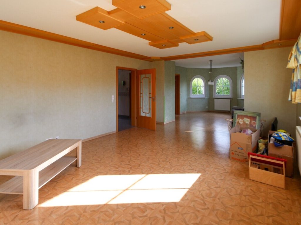VR Immobilien GmbH - Immobilienangebot - Hilders - Alle - Familienfreundliches Einfamilienhaus mit Südbalkon, Terrasse und Doppelcarport in Unterbernhards