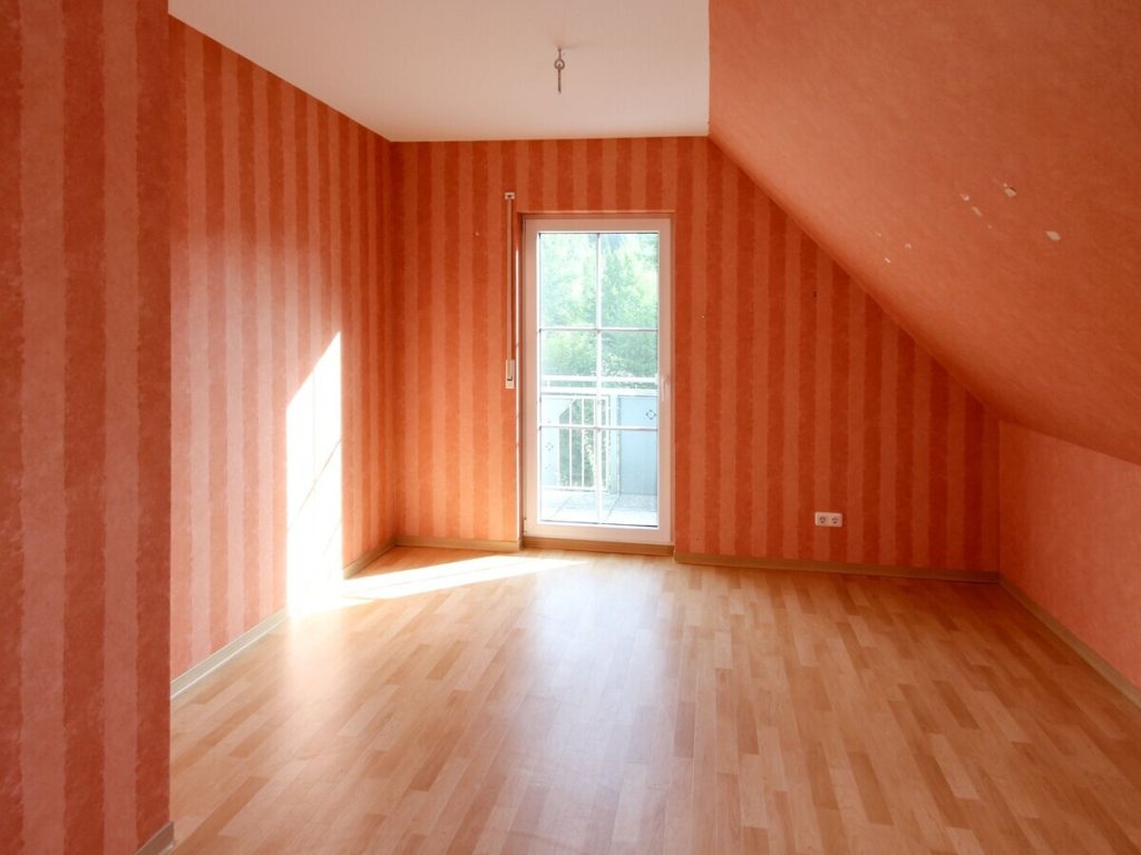 VR Immobilien GmbH - Immobilienangebot - Hilders - Alle - Familienfreundliches Einfamilienhaus mit Südbalkon, Terrasse und Doppelcarport in Unterbernhards