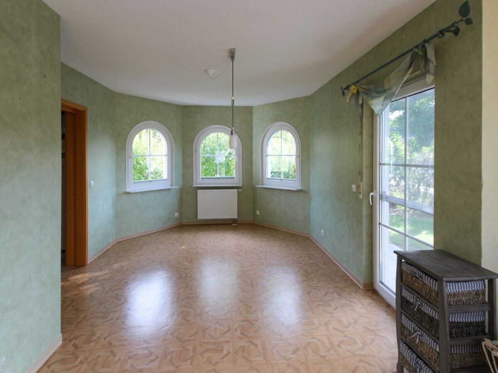 VR Immobilien GmbH - Immobilienangebot - Hilders - Alle - Familienfreundliches Einfamilienhaus mit Südbalkon, Terrasse und Doppelcarport in Unterbernhards