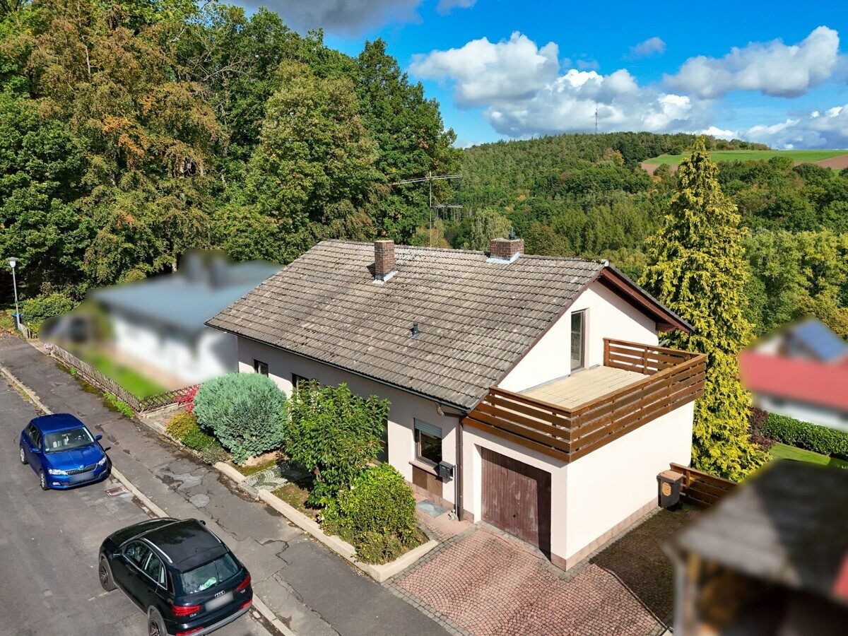 VR Immobilien GmbH - Immobilienangebot - Eiterfeld - Alle - Wohnen in ruhiger Waldrandlage – Einfamilienhaus mit herrlichem Weitblick in Eiterfeld-Arzell