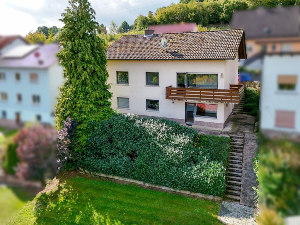 VR Immobilien GmbH - Immobilienangebot - Eiterfeld - Alle - Wohnen in ruhiger Waldrandlage – Einfamilienhaus mit herrlichem Weitblick in Eiterfeld-Arzell