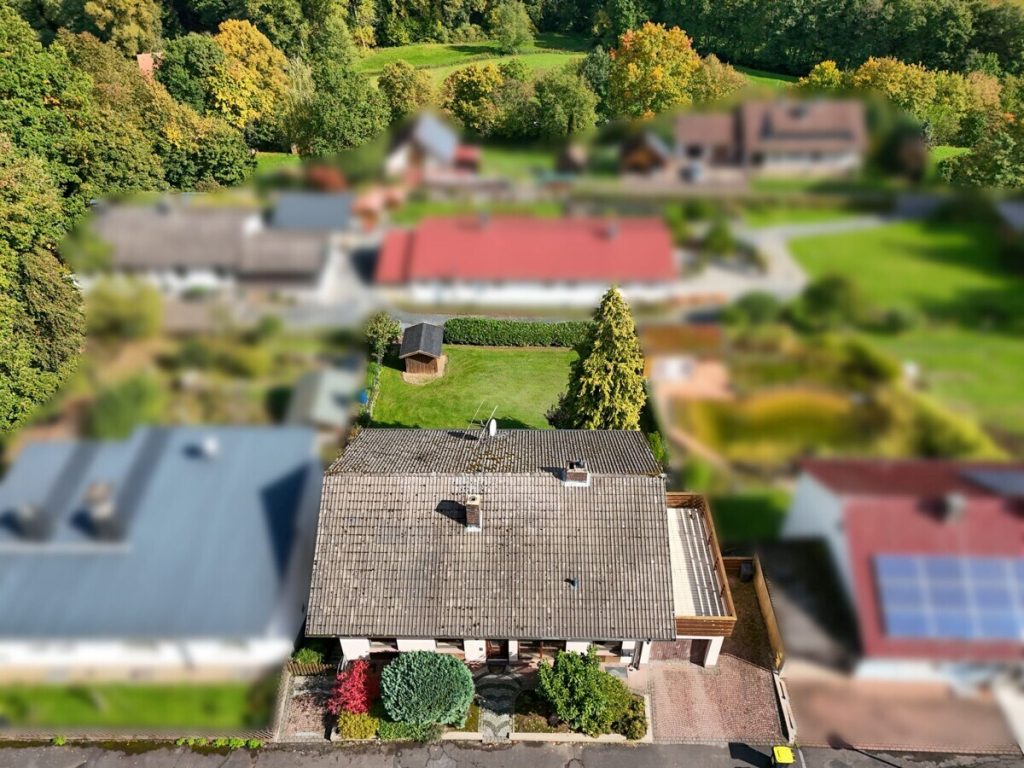 VR Immobilien GmbH - Immobilienangebot - Eiterfeld - Alle - Wohnen in ruhiger Waldrandlage – Einfamilienhaus mit herrlichem Weitblick in Eiterfeld-Arzell