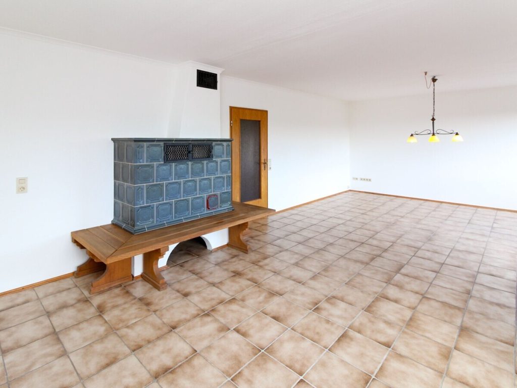 VR Immobilien GmbH - Immobilienangebot - Eiterfeld - Alle - Wohnen in ruhiger Waldrandlage – Einfamilienhaus mit herrlichem Weitblick in Eiterfeld-Arzell