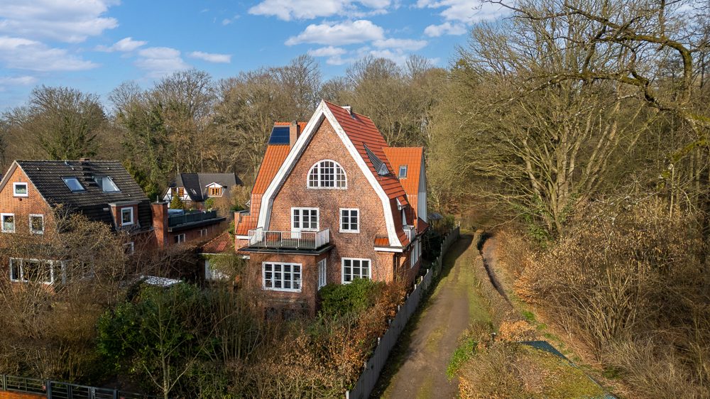Immobilienangebot - Hamburg / Wohldorf-Ohlstedt - Alle - Charmante Altbauwohnung auf zwei Ebenen mit eigenem Garten und Stellplatz in attraktiver Lage von Wohldorf-Ohlstedt
