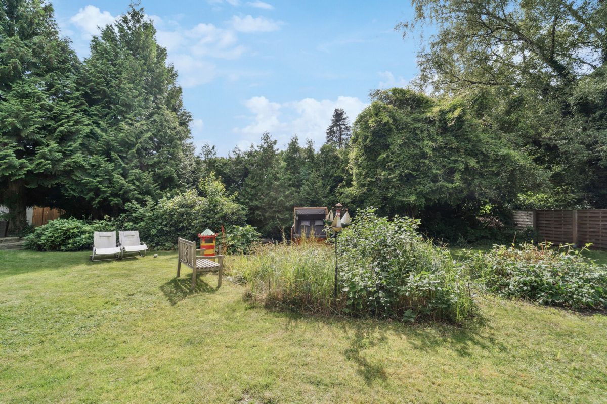 Immobilienangebot - Hamburg / Farmsen-Berne - Alle - Sofort Verfügbar ! Pfeifenstilgrundstück für ein Einzelhaus in ruhiger Straße von HH-Farmsen-Berne