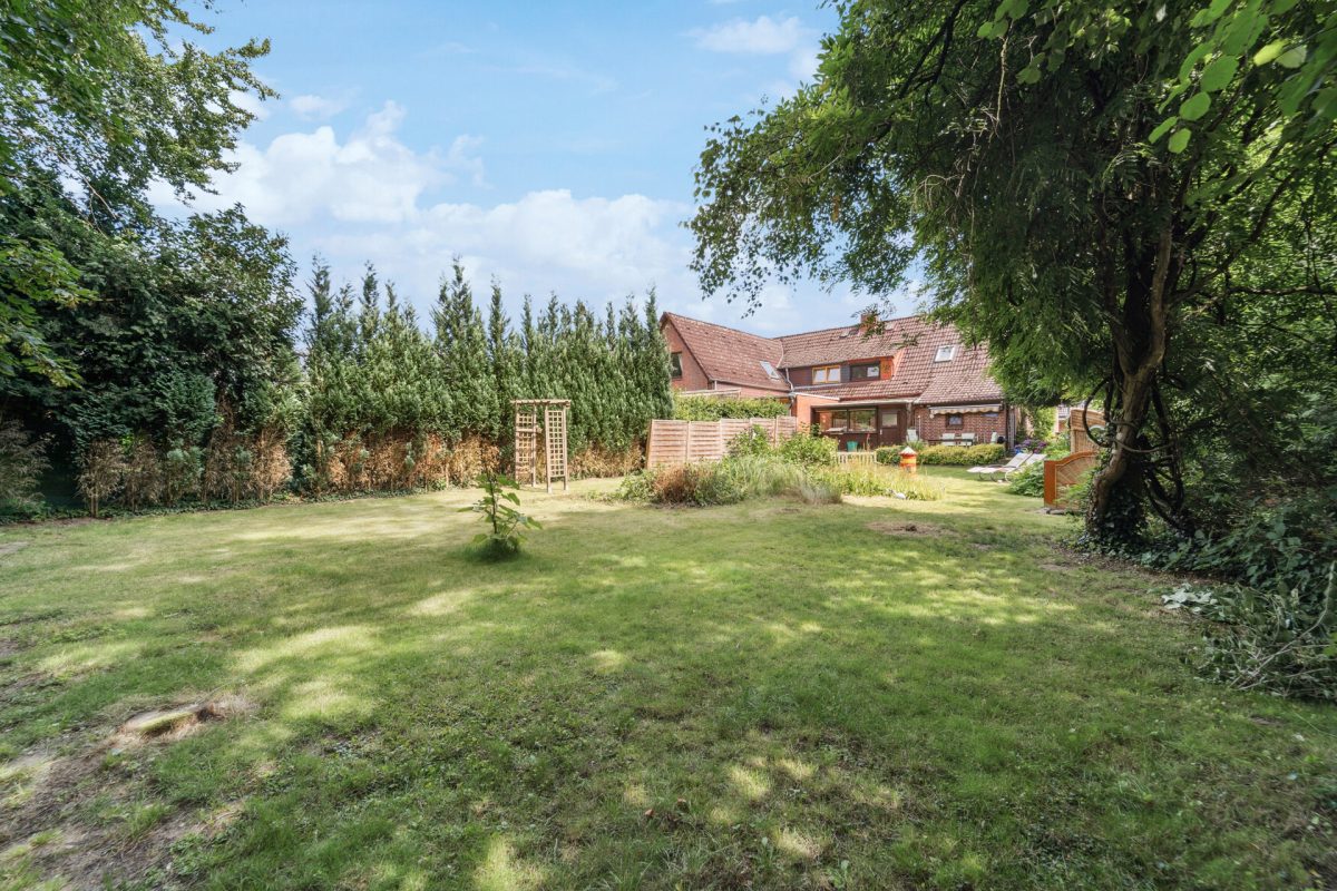Immobilienangebot - Hamburg / Farmsen-Berne - Alle - Sofort Verfügbar ! Pfeifenstilgrundstück für ein Einzelhaus in ruhiger Straße von HH-Farmsen-Berne