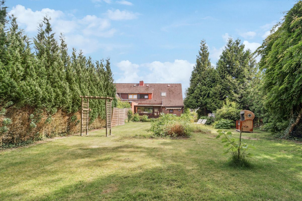 Immobilienangebot - Hamburg / Farmsen-Berne - Alle - Sofort Verfügbar ! Pfeifenstilgrundstück für ein Einzelhaus in ruhiger Straße von HH-Farmsen-Berne