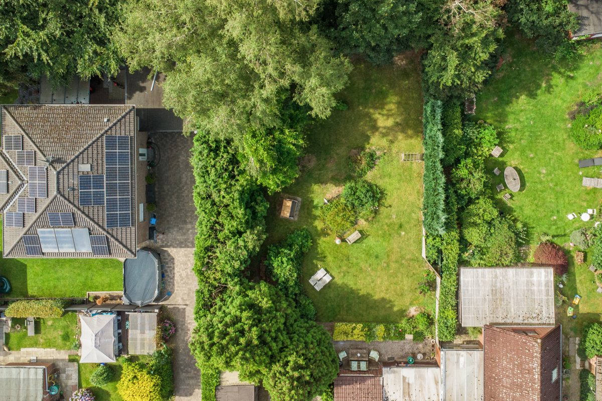 Immobilienangebot - Hamburg / Farmsen-Berne - Alle - Sofort Verfügbar ! Pfeifenstilgrundstück für ein Einzelhaus in ruhiger Straße von HH-Farmsen-Berne