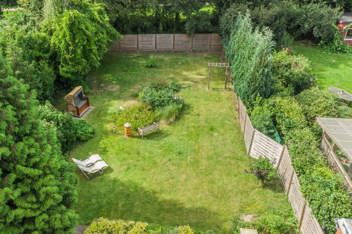 Immobilienangebot - Hamburg / Farmsen-Berne - Alle - Sofort Verfügbar ! Pfeifenstilgrundstück für ein Einzelhaus in ruhiger Straße von HH-Farmsen-Berne