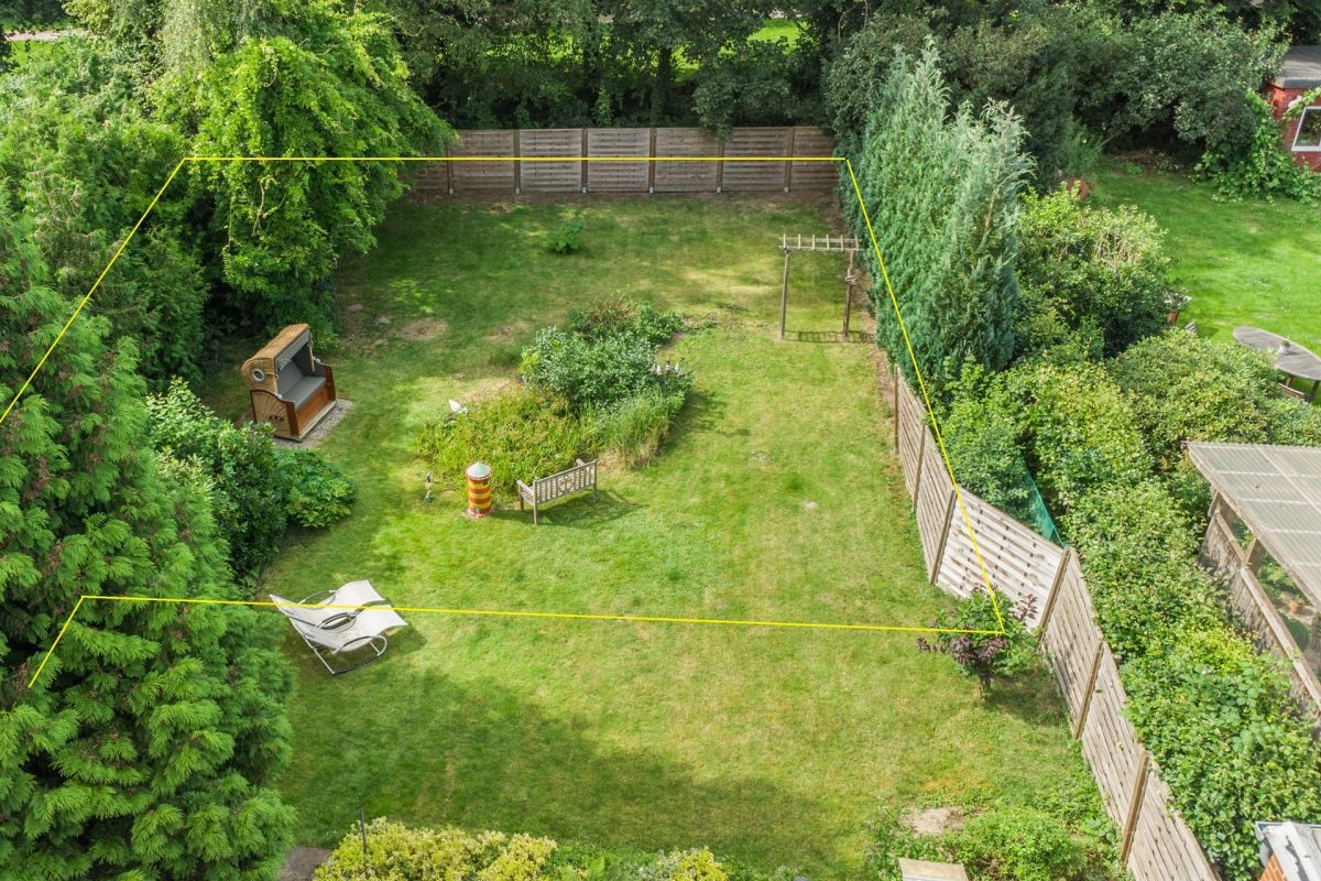 Immobilienangebot - Hamburg / Farmsen-Berne - Alle - Sofort Verfügbar ! Pfeifenstilgrundstück für ein Einzelhaus in ruhiger Straße von HH-Farmsen-Berne