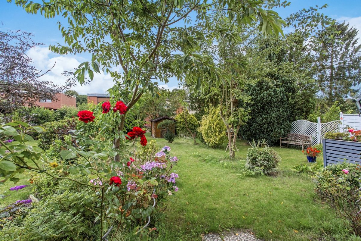 Immobilienangebot - Hamburg / Rahlstedt - Alle - Attraktive Wohnlage: Reihenmittelhaus mit viel Platz und schönem Garten sowie Garage