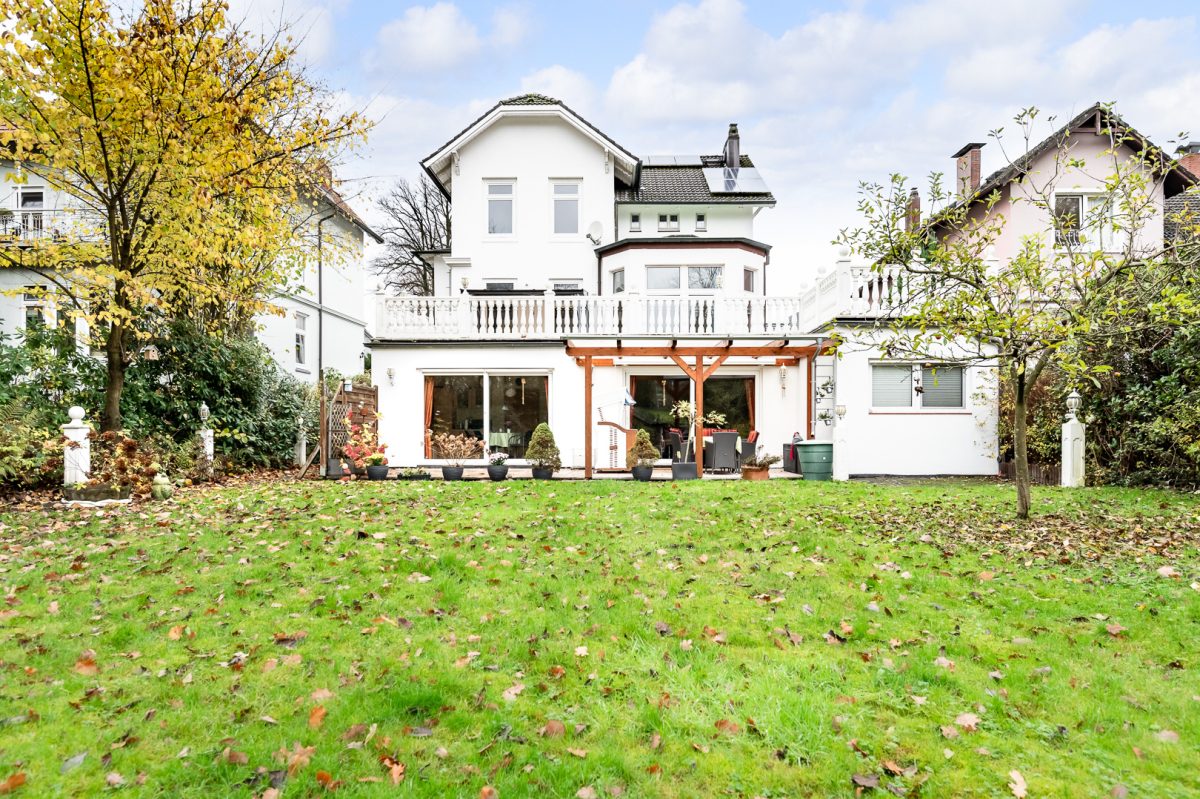 Immobilienangebot - Hamburg / Rahlstedt - Alle - Stilvolle Jugendstilvilla mit vielseitigen Nutzungsmöglichkeiten in zentraler Lage von Rahlstedt