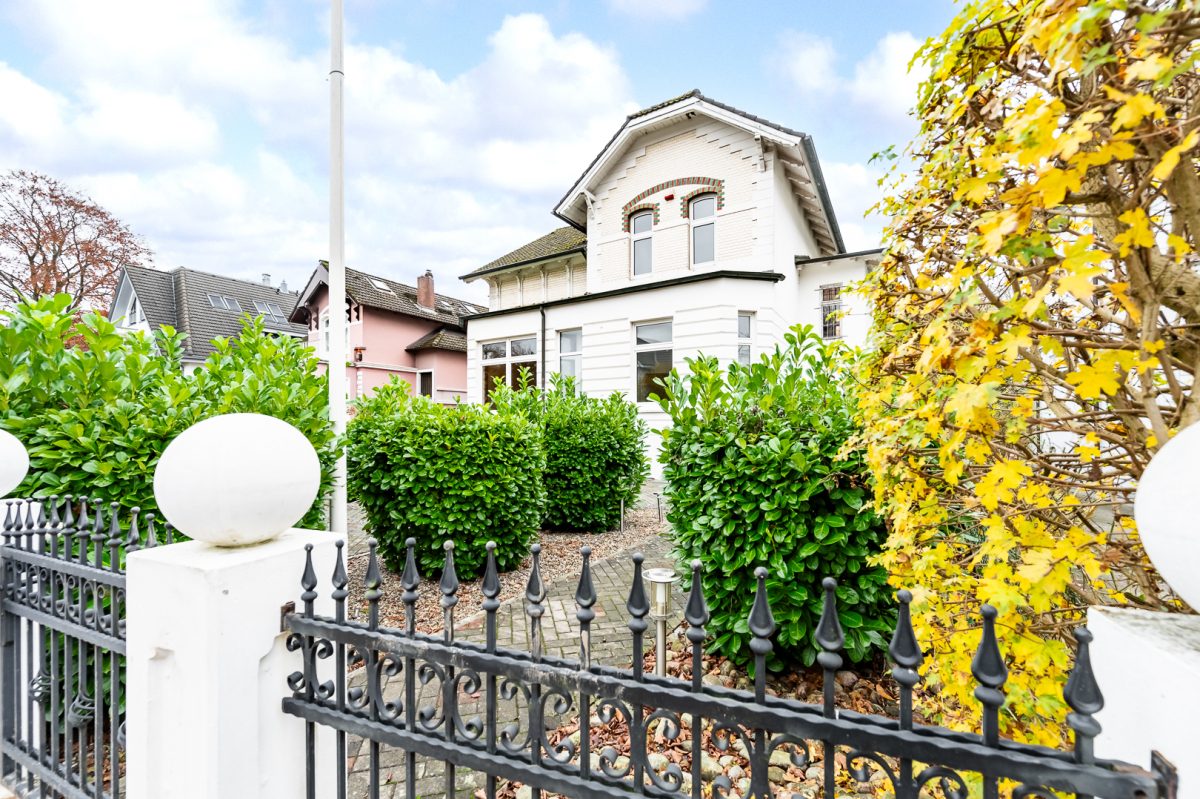 Immobilienangebot - Hamburg / Rahlstedt - Alle - Stilvolle Jugendstilvilla mit vielseitigen Nutzungsmöglichkeiten in zentraler Lage von Rahlstedt