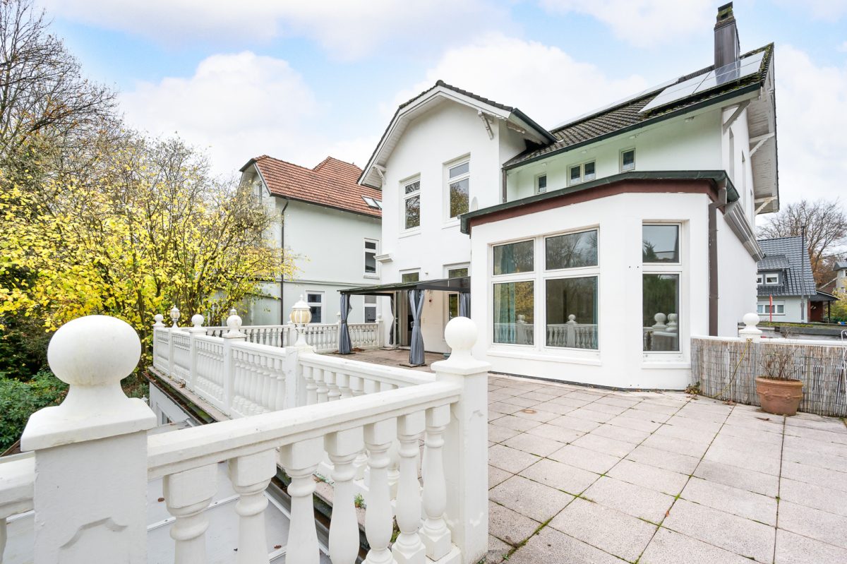 Immobilienangebot - Hamburg / Rahlstedt - Alle - Stilvolle Jugendstilvilla mit vielseitigen Nutzungsmöglichkeiten in zentraler Lage von Rahlstedt