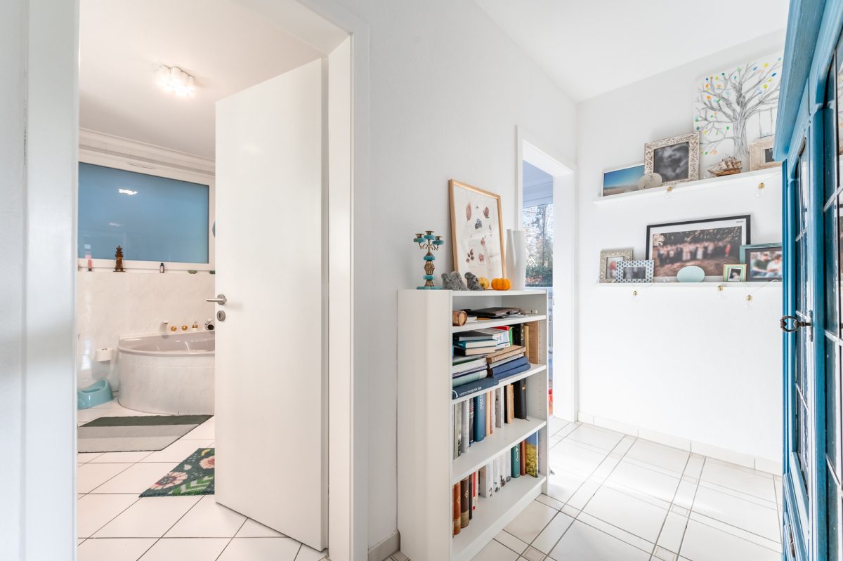 Immobilienangebot - Hamburg / Rahlstedt - Alle - TOP-Villenlage: 2-Familienhaus, teilvermietet, Vollkeller, Doppelgarage und 1.258 qm Grundstück!