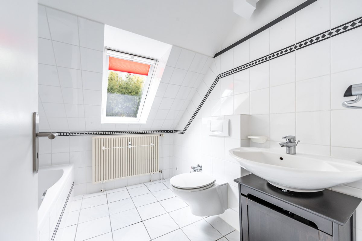 Immobilienangebot - Hamburg / Rahlstedt - Alle - TOP-Villenlage: 2-Familienhaus, teilvermietet, Vollkeller, Doppelgarage und 1.258 qm Grundstück!
