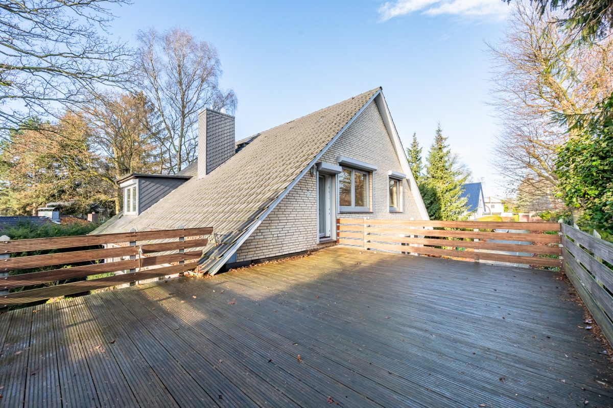 Immobilienangebot - Hamburg / Rahlstedt - Alle - TOP-Villenlage: 2-Familienhaus, teilvermietet, Vollkeller, Doppelgarage und 1.258 qm Grundstück!