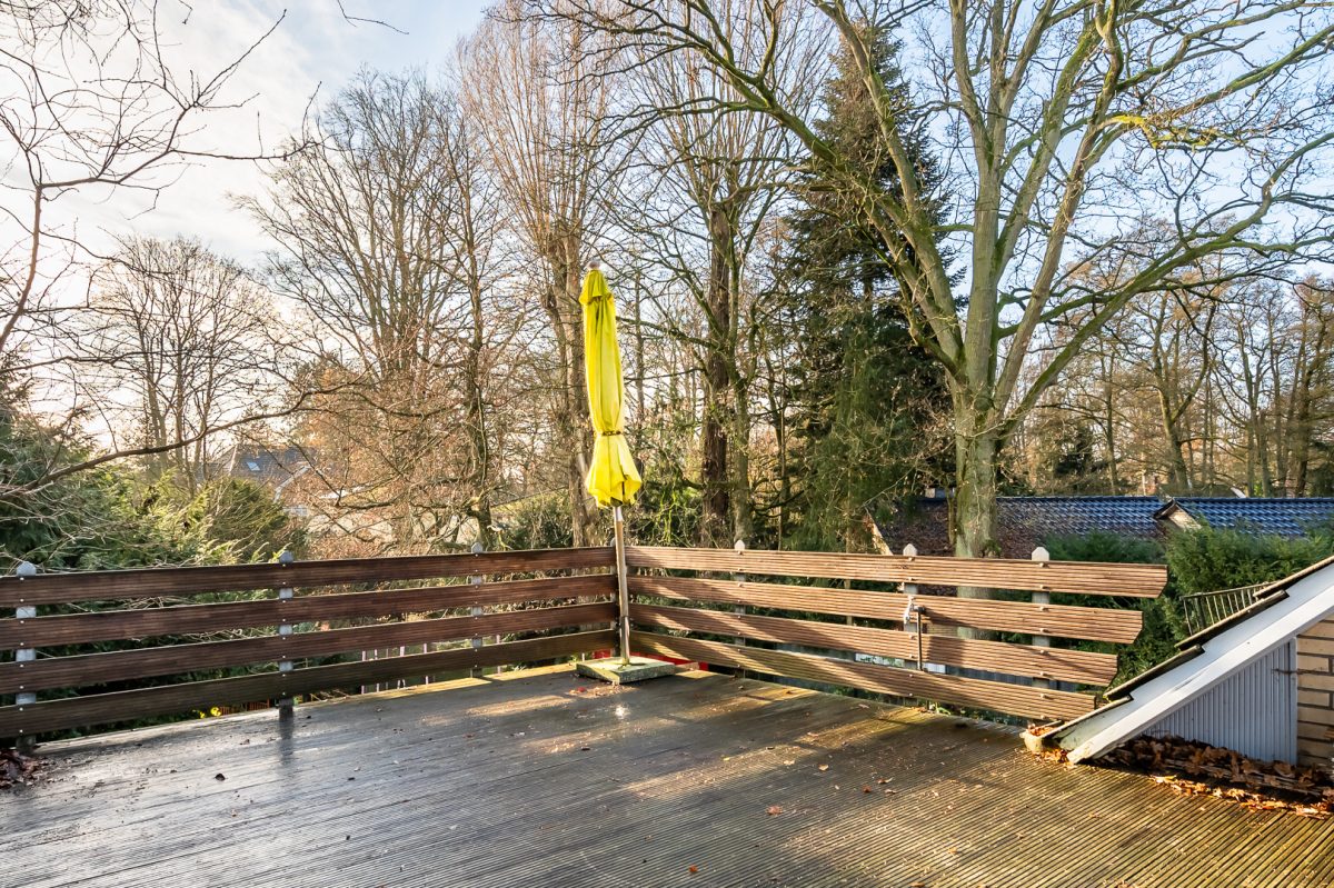 Immobilienangebot - Hamburg / Rahlstedt - Alle - TOP-Villenlage: 2-Familienhaus, teilvermietet, Vollkeller, Doppelgarage und 1.258 qm Grundstück!