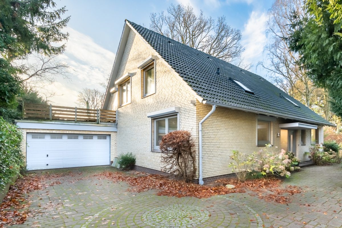 Immobilienangebot - Hamburg / Rahlstedt - Alle - TOP-Villenlage: 2-Familienhaus, teilvermietet, Vollkeller, Doppelgarage und 1.258 qm Grundstück!