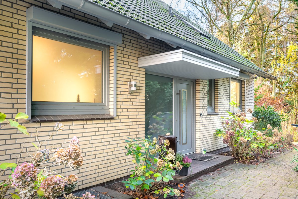 Immobilienangebot - Hamburg / Rahlstedt - Alle - TOP-Villenlage: 2-Familienhaus, teilvermietet, Vollkeller, Doppelgarage und 1.258 qm Grundstück!