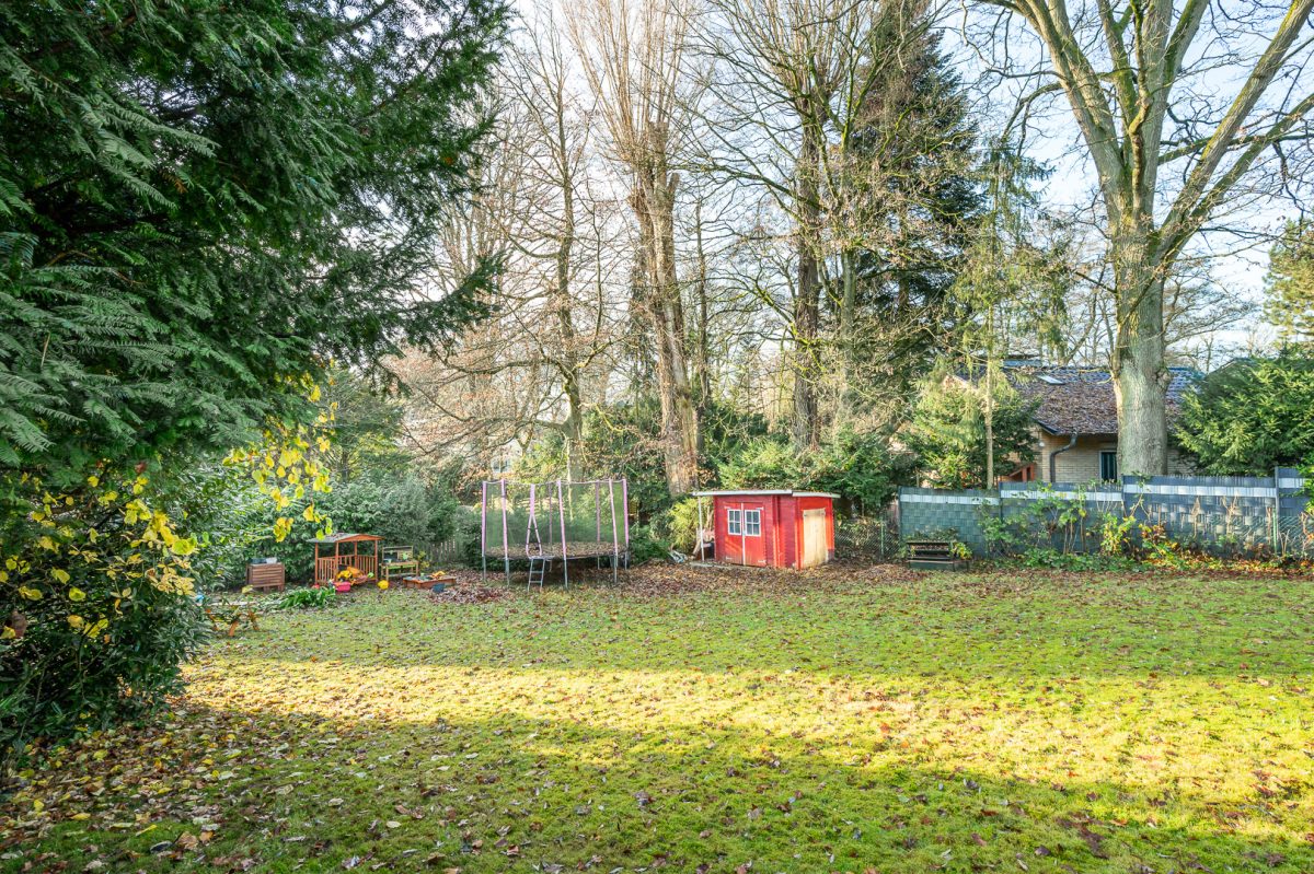 Immobilienangebot - Hamburg / Rahlstedt - Alle - TOP-Villenlage: 2-Familienhaus, teilvermietet, Vollkeller, Doppelgarage und 1.258 qm Grundstück!