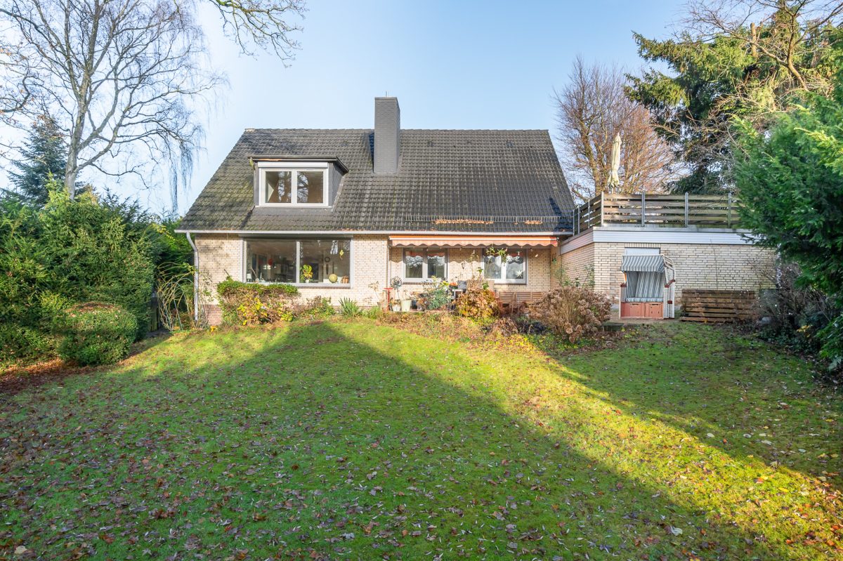 Immobilienangebot - Hamburg / Rahlstedt - Alle - TOP-Villenlage: 2-Familienhaus, teilvermietet, Vollkeller, Doppelgarage und 1.258 qm Grundstück!