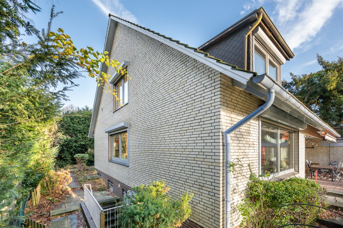 Immobilienangebot - Hamburg / Rahlstedt - Alle - TOP-Villenlage: 2-Familienhaus, teilvermietet, Vollkeller, Doppelgarage und 1.258 qm Grundstück!
