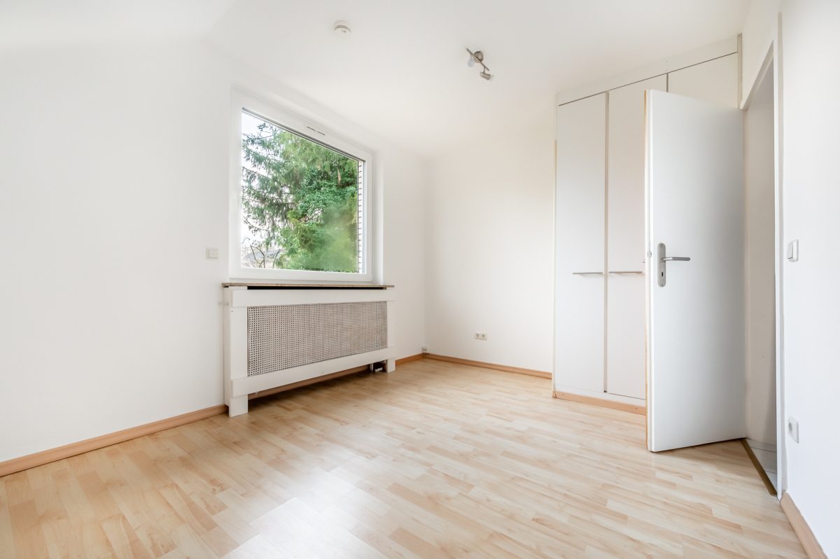Immobilienangebot - Hamburg / Rahlstedt - Alle - TOP-Villenlage: 2-Familienhaus, teilvermietet, Vollkeller, Doppelgarage und 1.258 qm Grundstück!