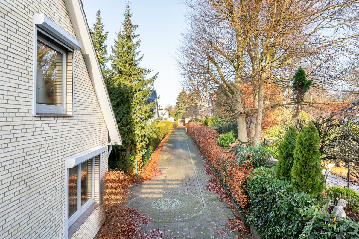 Immobilienangebot - Hamburg / Rahlstedt - Alle - TOP-Villenlage: 2-Familienhaus, teilvermietet, Vollkeller, Doppelgarage und 1.258 qm Grundstück!