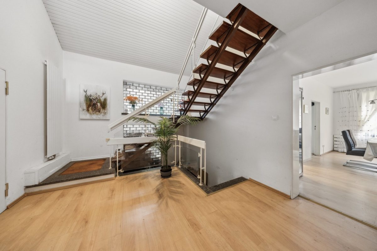Immobilienangebot - Hamburg / Jenfeld - Alle - Großzügiges Einfamilienhaus mit großem Grundstück in bester Lage von Hamburg-Jenfeld