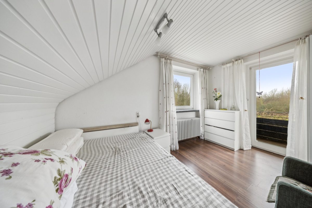 Immobilienangebot - Hamburg / Jenfeld - Alle - Großzügiges Einfamilienhaus mit großem Grundstück in bester Lage von Hamburg-Jenfeld