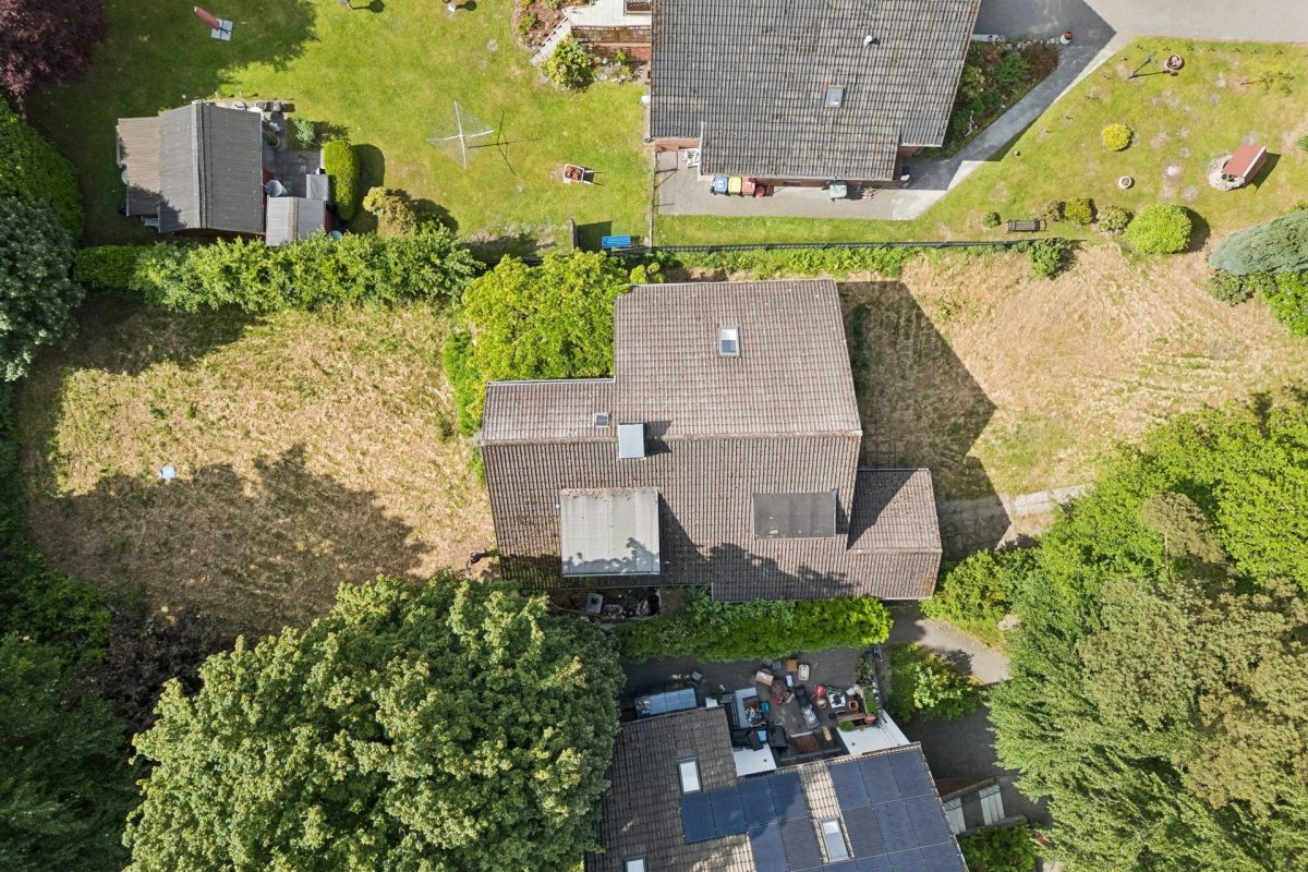 Immobilienangebot - Hamburg / Jenfeld - Alle - Großzügiges Einfamilienhaus mit großem Grundstück in bester Lage von Hamburg-Jenfeld