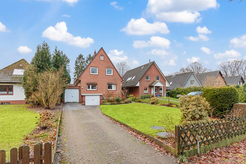 Immobilienangebot - Hamburg / Rahlstedt - Alle - Gepflegtes Zweifamilienhaus mit herrlichem Grundstück in ruhiger Wohnlage von Alt-Rahlstedt!