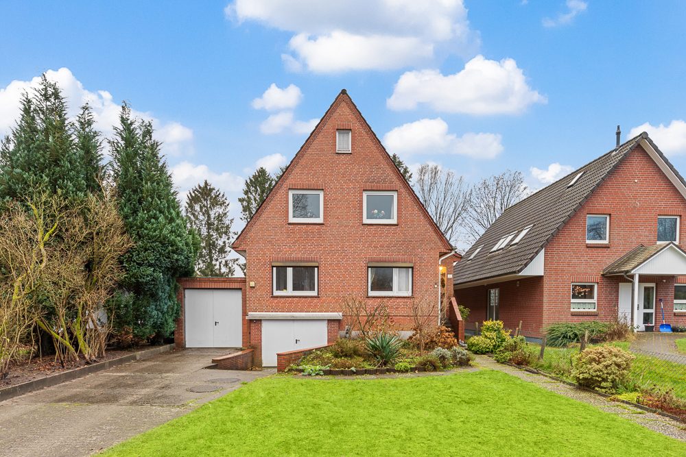 Immobilienangebot - Hamburg / Rahlstedt - Alle - Gepflegtes Zweifamilienhaus mit herrlichem Grundstück in ruhiger Wohnlage von Alt-Rahlstedt!