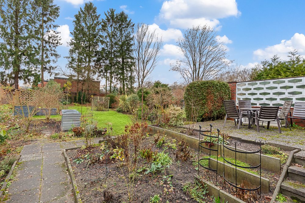 Immobilienangebot - Hamburg / Rahlstedt - Alle - Gepflegtes Zweifamilienhaus mit herrlichem Grundstück in ruhiger Wohnlage von Alt-Rahlstedt!