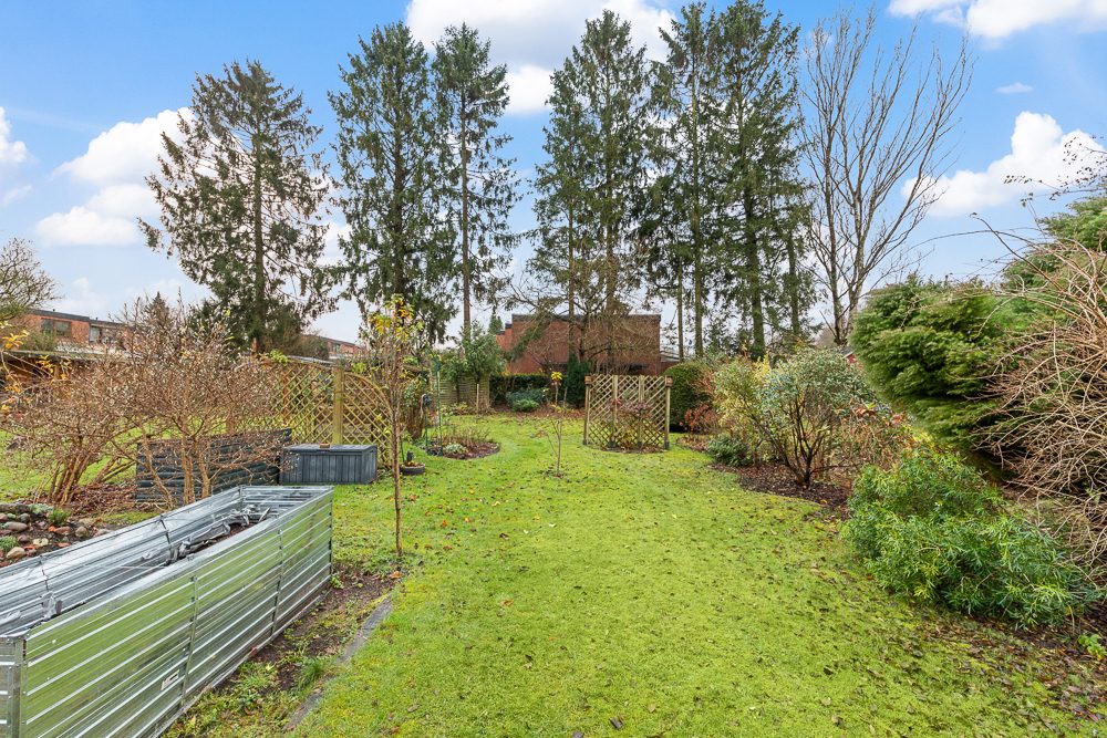 Immobilienangebot - Hamburg / Rahlstedt - Alle - Gepflegtes Zweifamilienhaus mit herrlichem Grundstück in ruhiger Wohnlage von Alt-Rahlstedt!