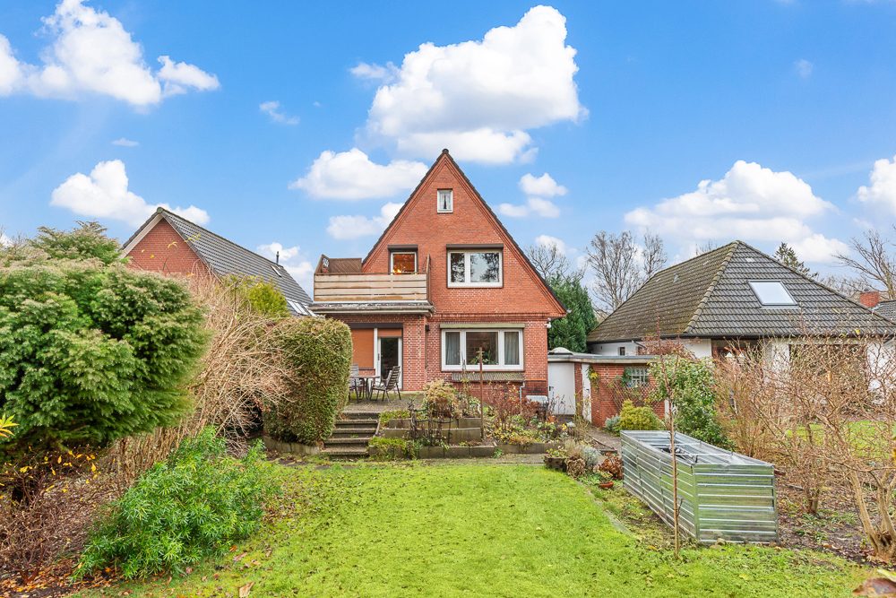 Immobilienangebot - Hamburg / Rahlstedt - Alle - Gepflegtes Zweifamilienhaus mit herrlichem Grundstück in ruhiger Wohnlage von Alt-Rahlstedt!